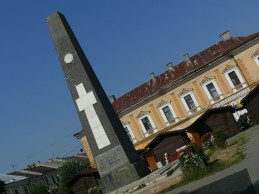 Monumentul va fi mutat în cimitirul ostaşilor sovietici.