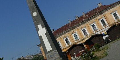 Monumentul va fi mutat în cimitirul ostaşilor sovietici.